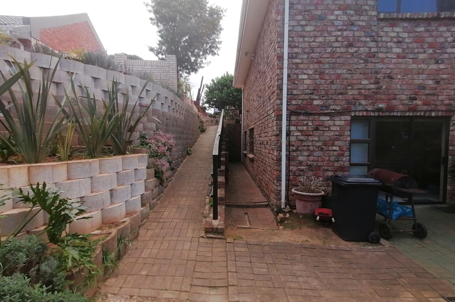 6 Bedroom Property for Sale in Bergsig Western Cape
